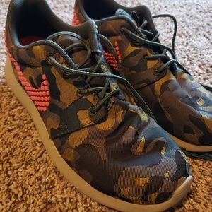 Nike Woman's Size 7 Camo